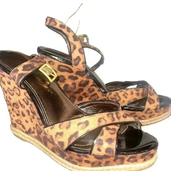 SOFIA VERGARA DESIGNER ANIMAL PRINT WEDGES. LOVE LOVE THESE - Picture 2 of 10